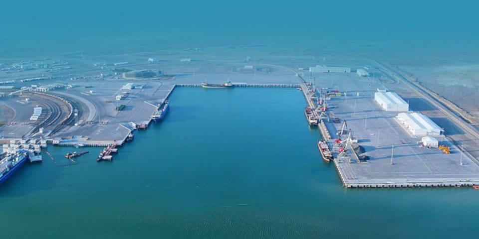 Das Foto zeigt eine Luftansicht des Hafens von Baku.