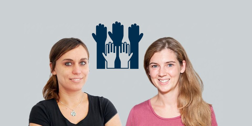 Porträts von Mascha Richter und Editha Kötter nebeneinander, in der Lücke zwischen ihren Köpfen ist ein Icon mit fünf ausgestreckten Händen als Symbol für Demokratie.