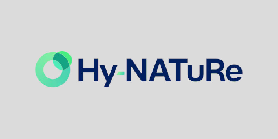 Das Bild zeigt das Logo des HyNATuRe-Projekts: den Schriftzug mit dem Wort HyNATuRe und links davon einen grünen Kringel und einen grünen Kreis, die einaner überlappen.